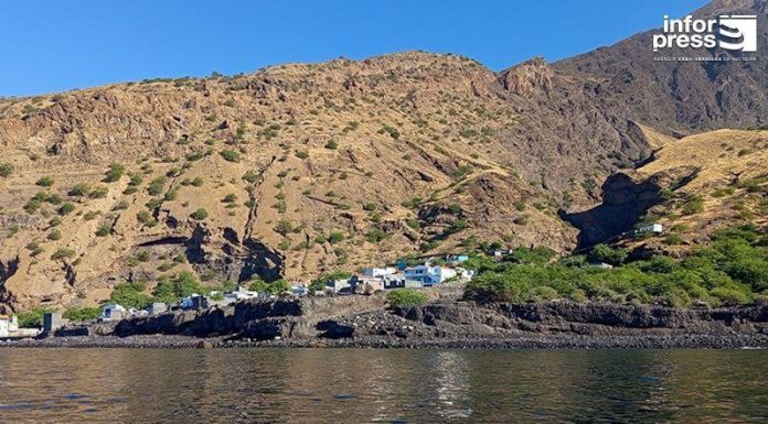 Helicopter Transport of Equipment for Monte Trigo Plant Helicopter Transport of Equipment for Monte Trigo Plant