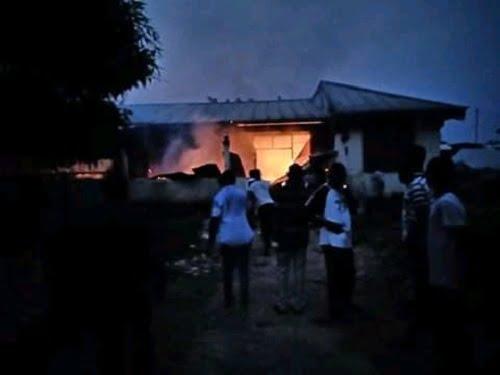 RCA : incendie de la résidence de l’ancien Président François Bozizé, et le commissariat de police de Boeing attaqué RCA : incendie de la résidence de l’ancien Président François Bozizé, et le commissariat de police de Boeing attaqué