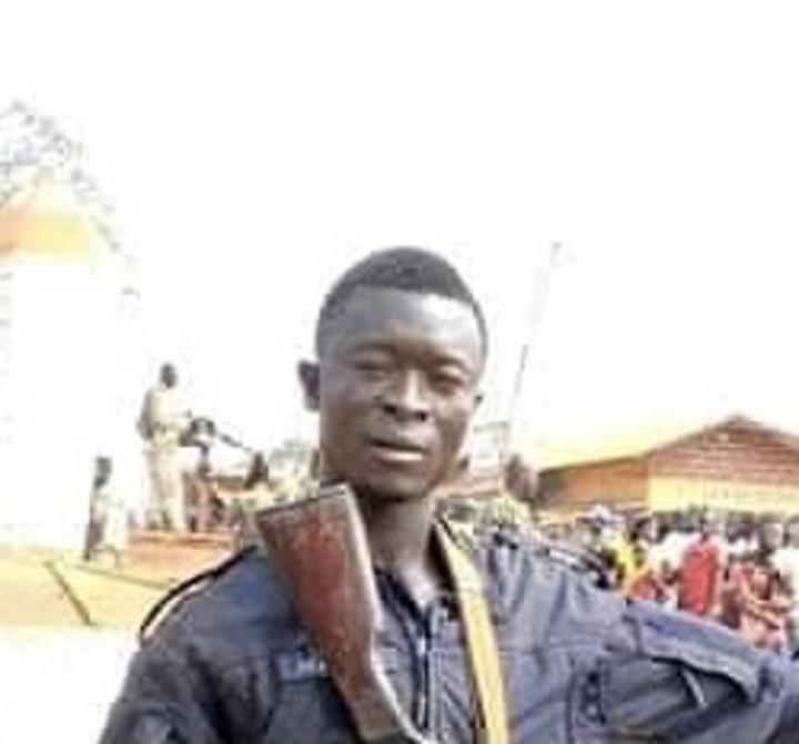 Funérailles officielles à Bangui de deux policiers tués dans une explosion des mines terrestres au Nord-ouest Funérailles officielles à Bangui de deux policiers tués dans une explosion des mines terrestres au Nord-ouest