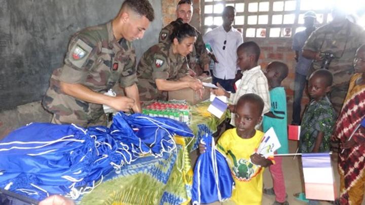 L’association Motivation et Développement, en partenariat avec la Mislog France, offre des kits scolaires aux élèves de l’école Jean Colomb de Bangui L’association Motivation et Développement, en partenariat avec la Mislog France, offre des kits scolaires aux élèves de l’école Jean Colomb de Bangui