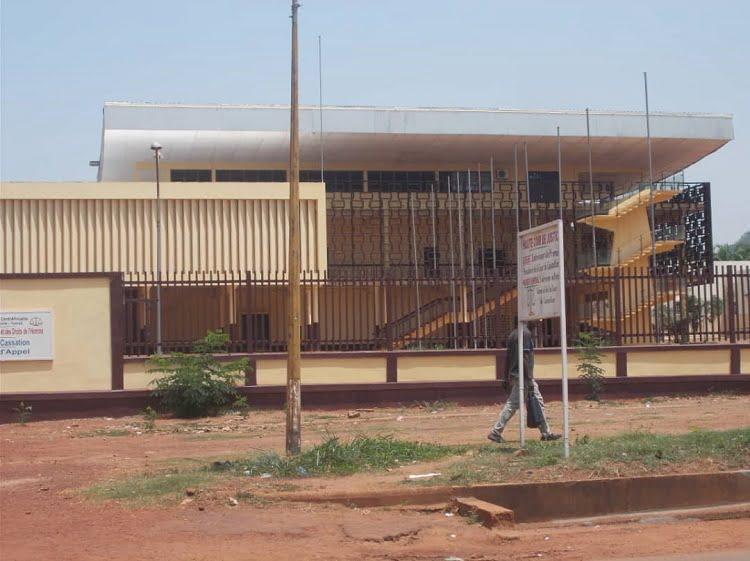 RCA : la colère des avocats centrafricains après l’arrestation de l’un de leur par la police de l’OCRB. Ils ont transmis un mémorandum au chef de l’État. RCA : la colère des avocats centrafricains après l’arrestation de l’un de leur par la police de l’OCRB. Ils ont transmis un mémorandum au chef de l’État.