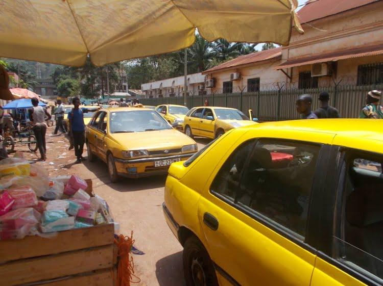 Bangui, un accident impliquant un élément de la police, un taxi-moto et un véhicule sur l’avenue de l’indépendance fait trois victimes Bangui, un accident impliquant un élément de la police, un taxi-moto et un véhicule sur l’avenue de l’indépendance fait trois victimes