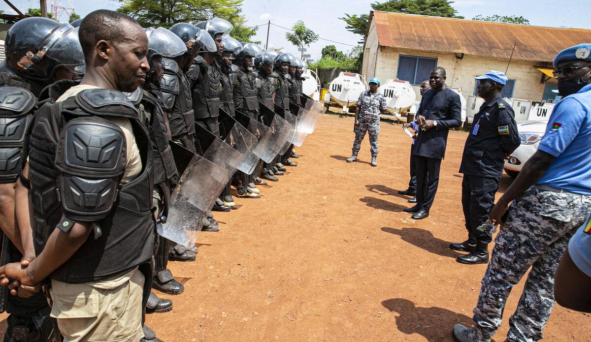 68 AGENTS PÉNITENTIAIRES DE LA MINUSCA HARMONISENT LES TECHNIQUES D’INTERVENTION RAPIDE DANS LES PRISONS 68 AGENTS PÉNITENTIAIRES DE LA MINUSCA HARMONISENT LES TECHNIQUES D’INTERVENTION RAPIDE DANS LES PRISONS