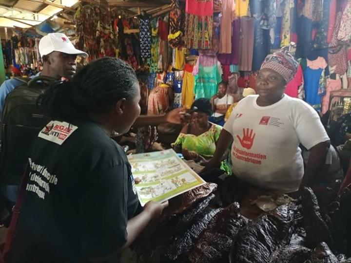 RCA : Le C.J.C.L.D lance sa 1ère campagne de sensibilisation communautaire sur la désinformation au marché central de Bangui RCA : Le C.J.C.L.D lance sa 1ère campagne de sensibilisation communautaire sur la désinformation au marché central de Bangui