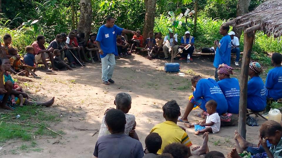 Les Pygmées AKA de Mongoumba et Mbaïki renforcent leurs connaissances sur la lutte contre le VIH/Sida, les IST, la PF et les VBG Les Pygmées AKA de Mongoumba et Mbaïki renforcent leurs connaissances sur la lutte contre le VIH/Sida, les IST, la PF et les VBG