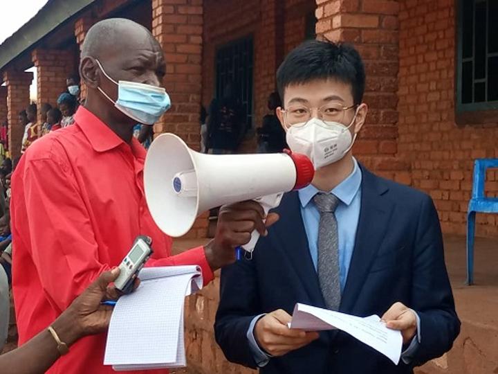 l’Ambassade de Chine offre des kits scolaires et des cadeaux aux élèves de la circonscription scolaire de Bangui 1