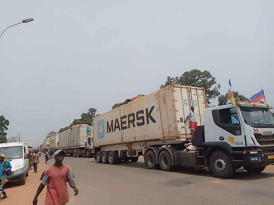 quand le stationnement illégal de gros camions empêche la libre circulation des usagers de la route à Bangui quand le stationnement illégal de gros camions empêche la libre circulation des usagers de la route à Bangui