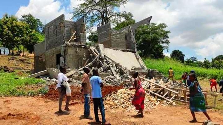quand les constructions anarchiques entrainent l’effondrement des maisons durant la saison pluvieuse quand les constructions anarchiques entrainent l’effondrement des maisons durant la saison pluvieuse