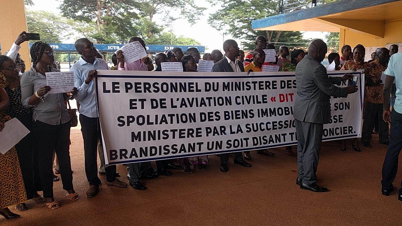 les fonctionnaires du ministère des transports dénoncent la spoliation des biens immobiliers du dit ministère par la succession Patassé les fonctionnaires du ministère des transports dénoncent la spoliation des biens immobiliers du dit ministère par la succession Patassé