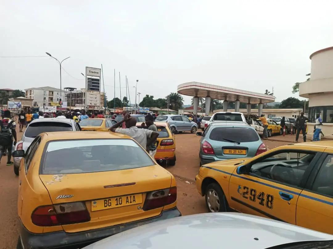 Pénuries d’essence en Centrafrique: Les stations services prises d’assaut par des conducteurs Pénuries d’essence en Centrafrique: Les stations services prises d’assaut par des conducteurs