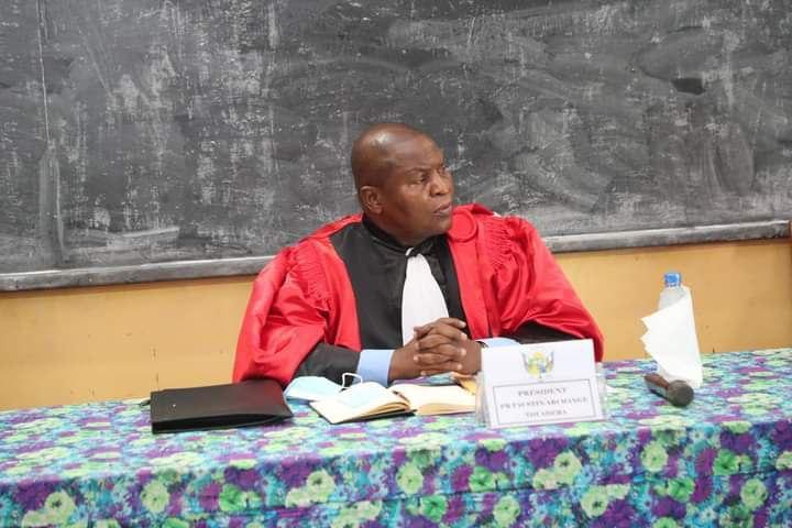 le président Touadera encourage les professeurs de l’Université à continuer dans la voie de la perfection le président Touadera encourage les professeurs de l’Université à continuer dans la voie de la perfection
