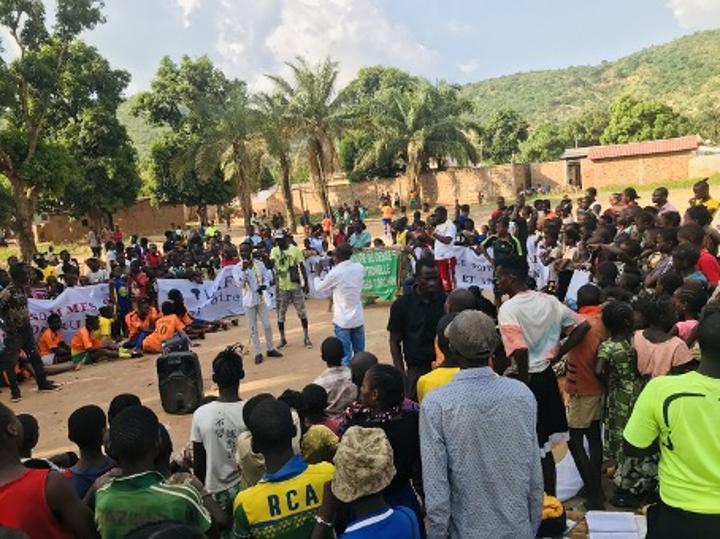 une sensibilisation du président du Mouvement des Jeunes Panafricains dans le 4ème arrdt de Bangui sur les actions des USA une sensibilisation du président du Mouvement des Jeunes Panafricains dans le 4ème arrdt de Bangui sur les actions des USA