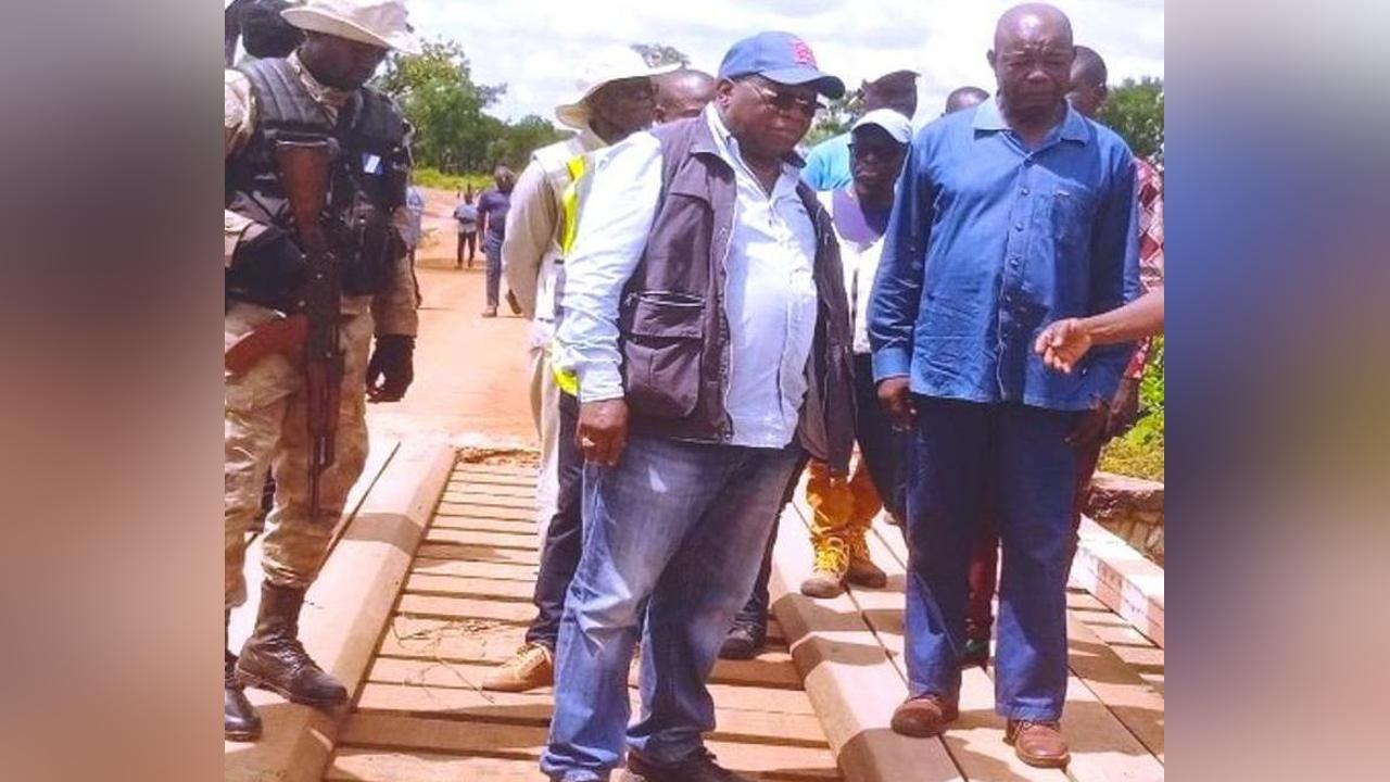 le ministre de l’équipement et des travaux publics à Ndélé pour le suivi des travaux de construction des routes le ministre de l’équipement et des travaux publics à Ndélé pour le suivi des travaux de construction des routes