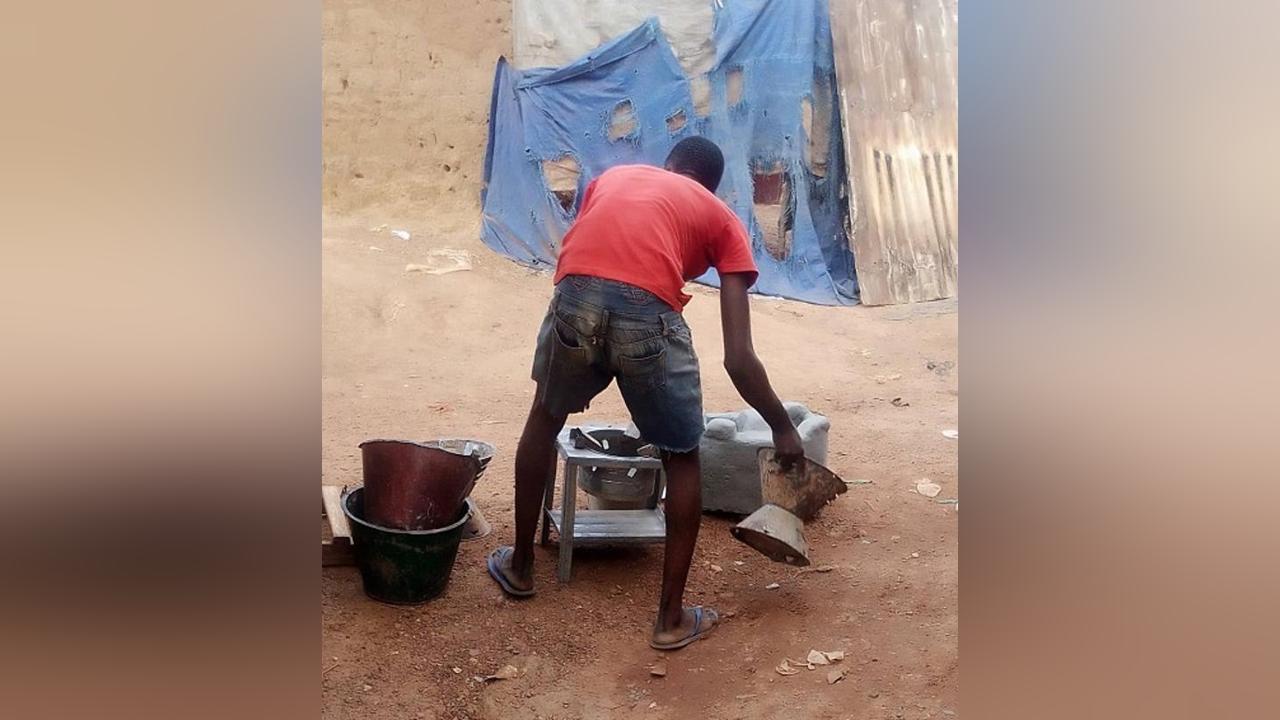 reportage dans un atelier de fabrication des seaux artisanaux à Bangui reportage dans un atelier de fabrication des seaux artisanaux à Bangui
