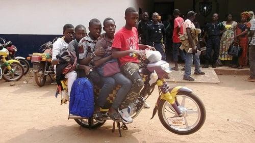 Un étudiant centrafricain, conducteur de moto-taxi, agressé par des militaires à Bangui, sort finalement de son coma Un étudiant centrafricain, conducteur de moto-taxi, agressé par des militaires à Bangui, sort finalement de son coma