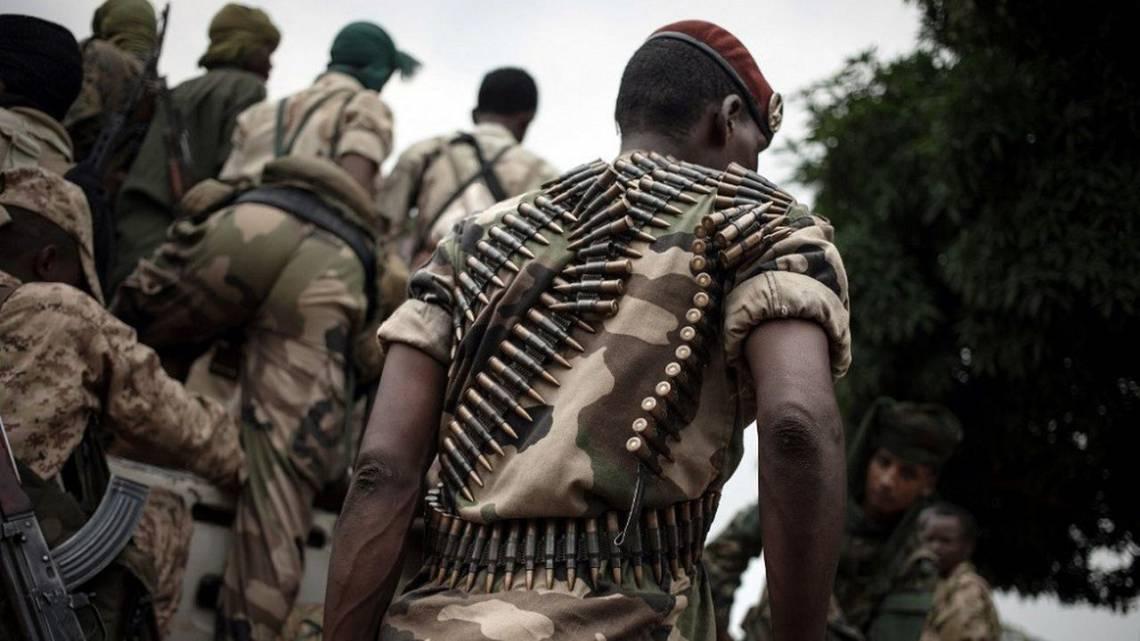 Combattants D'un Groupe Armé Déposent Les Armes Combattants D'un Groupe Armé Déposent Les Armes