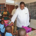 Couple Présidentiel Offre Kits Scolaires à Élèves de Damara Couple Présidentiel Offre Kits Scolaires à Élèves de Damara