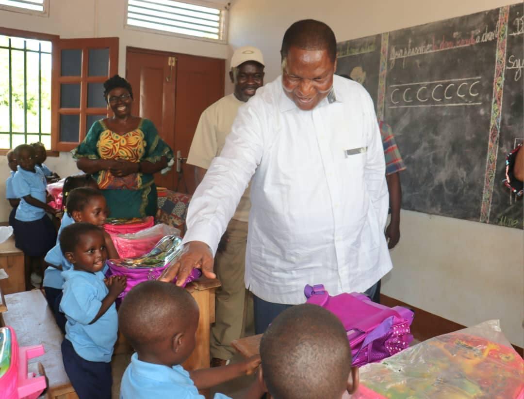 Couple Présidentiel Offre Kits Scolaires à Élèves de Damara Couple Présidentiel Offre Kits Scolaires à Élèves de Damara