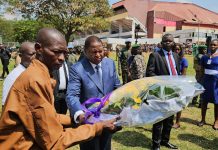 Hommage de Touadéra à l’artiste Malepopo Hommage de Touadéra à l'artiste Malepopo