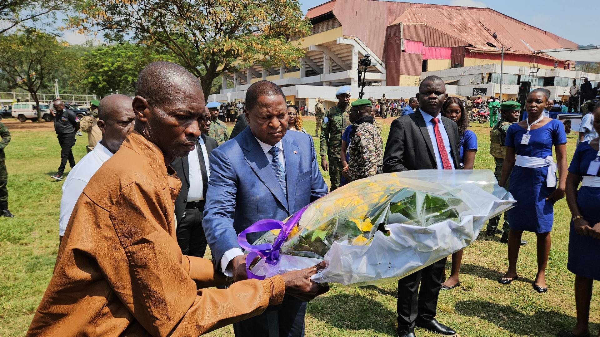 Hommage de Touadéra à l'artiste Malepopo Hommage de Touadéra à l'artiste Malepopo