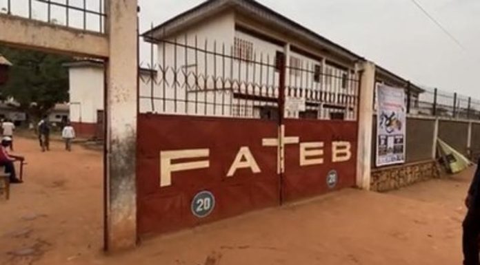 Grève Géante des Enseignants de la FATEB à Bangui Grève Géante des Enseignants de la FATEB à Bangui