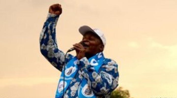 Don de 50 000 Francs CFA aux lycéennes à Ndélé Don de 50 000 Francs CFA aux lycéennes à Ndélé