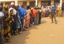 Distribution Des Cartes D’Électeur En Fiasco Distribution Des Cartes D'Électeur En Fiasco