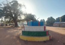 Milicien Russe Sème Terreur Pendant Dépouillement Milicien Russe Sème Terreur Pendant Dépouillement