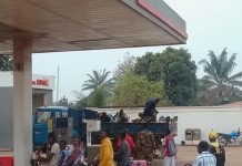 Affamés Centrafricains Se Ruent Sur Camion Poubelle Affamés Centrafricains Se Ruent Sur Camion Poubelle