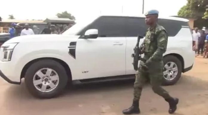Touadera Achète Un Nissan Blindé Pendant La Faim Touadera Achète Un Nissan Blindé Pendant La Faim