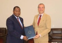 Touadéra Reçoit L’Ambassadeur De L’Union Européenne Touadéra Reçoit L'Ambassadeur De L'Union Européenne