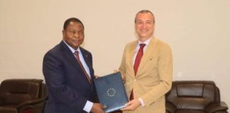 Touadéra Reçoit L’Ambassadeur De L’Union Européenne Touadéra Reçoit L'Ambassadeur De L'Union Européenne