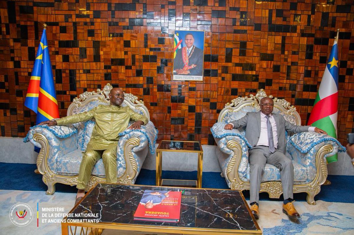 Congo-Kinshasa: Coopération militaire RDC-RCA - Guy Kabombo en mission officielle à Bangui Congo-Kinshasa: Coopération militaire RDC-RCA - Guy Kabombo en mission officielle à Bangui