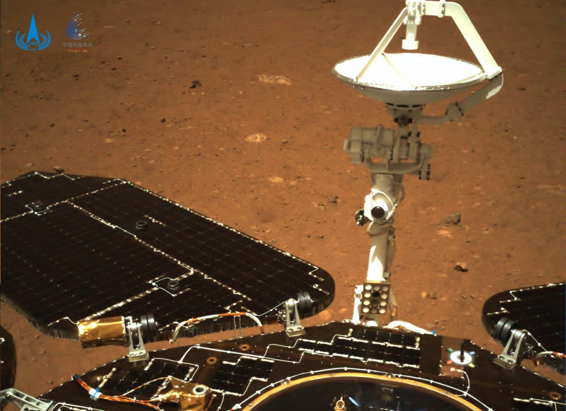 Le rover chinois Zhurong envoie ses premières photos de Mars