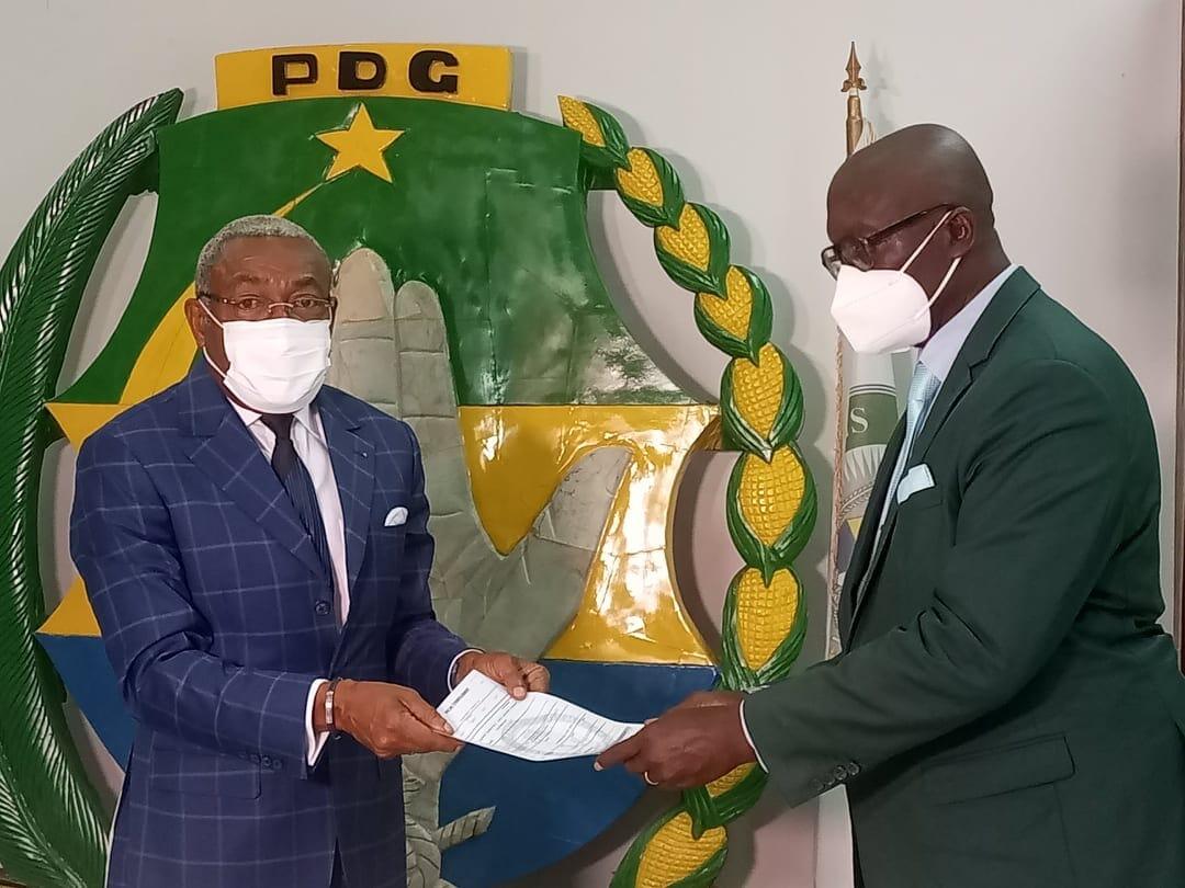 Le Secrétaire général et plusieurs militants démissionnaires du PDS formalisent leur adhésion au PDG Le Secrétaire général et plusieurs militants démissionnaires du PDS formalisent leur adhésion au PDG
