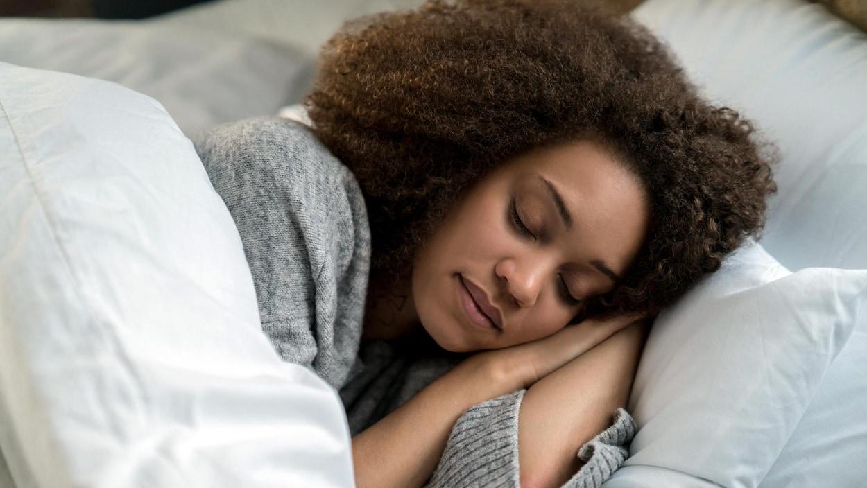 Paralysie du sommeil : entre l'éveil et le sommeil, que se passe-t-il dans notre corps ?
