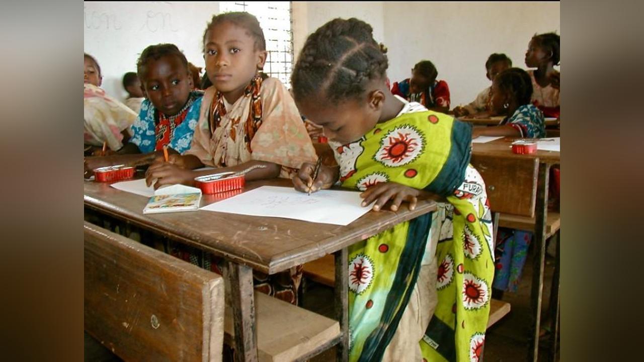 Projet d’Amélioration de l'éducation aux Comores: Assurer 10 années d'enseignement de qualité aux élèves comoriens Projet d’Amélioration de l'éducation aux Comores: Assurer 10 années d'enseignement de qualité aux élèves comoriens