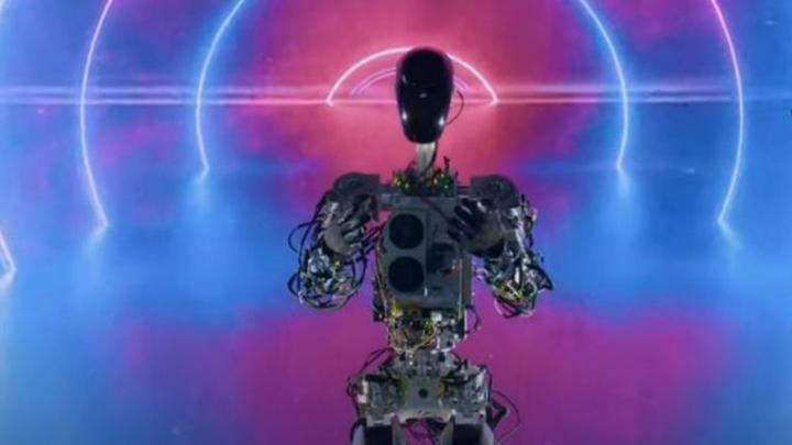 Elon Musk : il présente le robot humanoïde Optimus