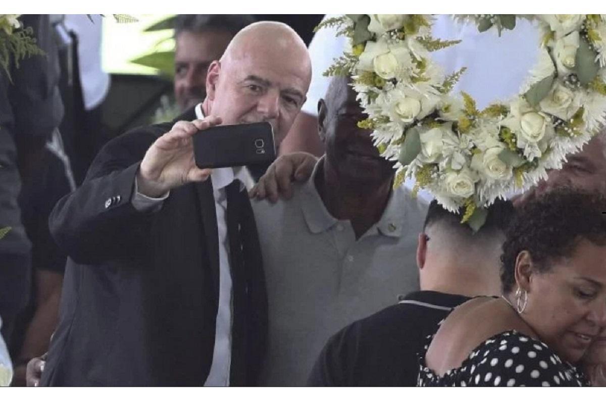 Faits divers–Les selfies de trop de Gianni Infantino aux obsèques de Pélé Faits divers–Les selfies de trop de Gianni Infantino aux obsèques de Pélé