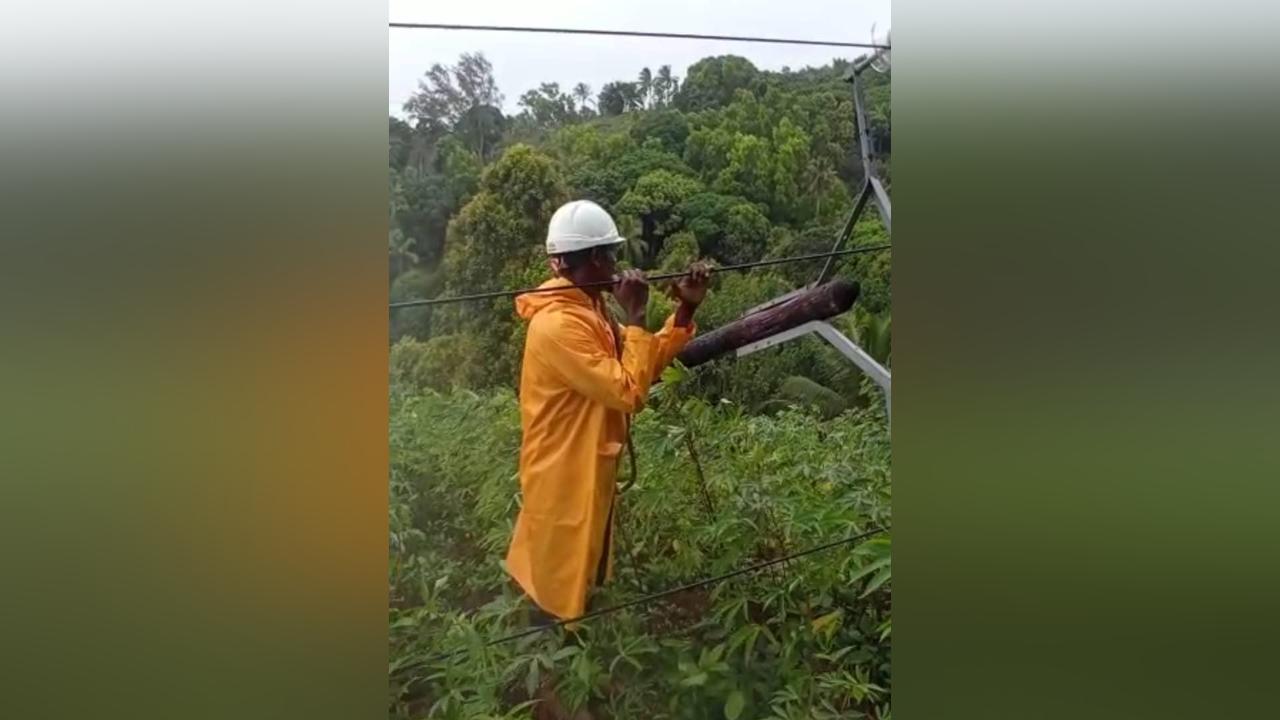16 poteaux et un pilonne de SONELEC à terre à Anjouan 16 poteaux et un pilonne de SONELEC à terre à Anjouan