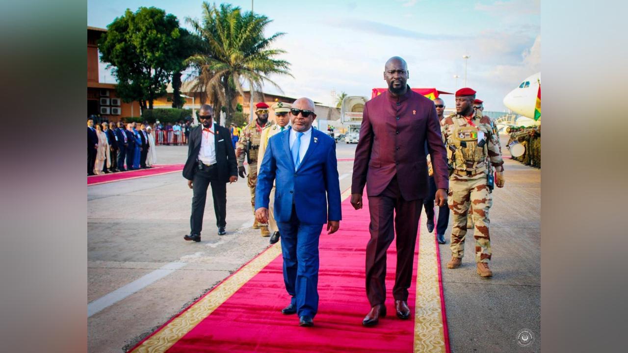 Doumbouya déroule le tapis rouge à Azali Doumbouya déroule le tapis rouge à Azali