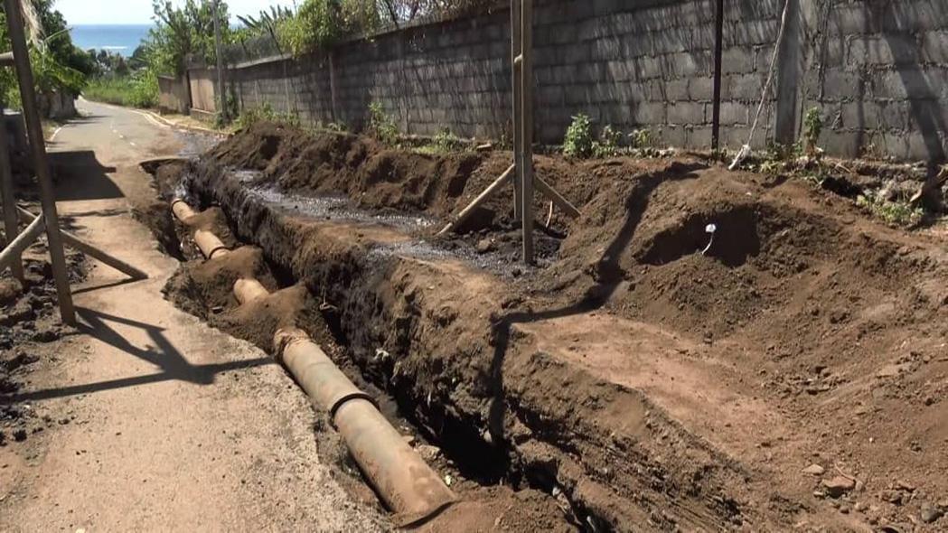 Des fuites d’eau sous l'enrobé à Fomboni Des fuites d’eau sous l'enrobé à Fomboni