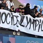 JO 2024: une Banderole « Génocide Olympics » Brandie Lors du Match Israël-Paraguay JO 2024: une Banderole "Génocide Olympics" Brandie Lors du Match Israël-Paraguay