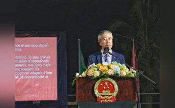 Fin D’Une Mission Diplomatique À Moroni Fin D'Une Mission Diplomatique À Moroni