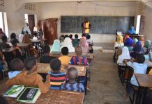 Élèves en Première Ligne Contre Pollution Plastique Élèves en Première Ligne Contre Pollution Plastique