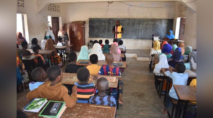 Élèves en Première Ligne Contre Pollution Plastique Élèves en Première Ligne Contre Pollution Plastique