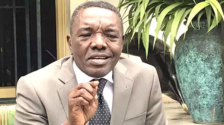 Conseil d’Atundu Liongo à Kalev Mutondo : «…lorsqu’on est arrêté, on est peut-être mieux protégé que lorsqu’on est en cavale» Conseil d’Atundu Liongo à Kalev Mutondo : «…lorsqu’on est arrêté, on est peut-être mieux protégé que lorsqu’on est en cavale»
