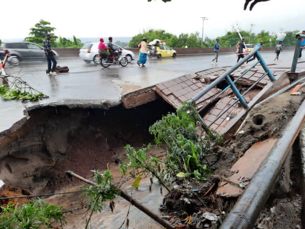 Kinshasa : routes délabrées et quartiers entiers inondés, à quoi servent l’argent de la vignette et autres taxes ?