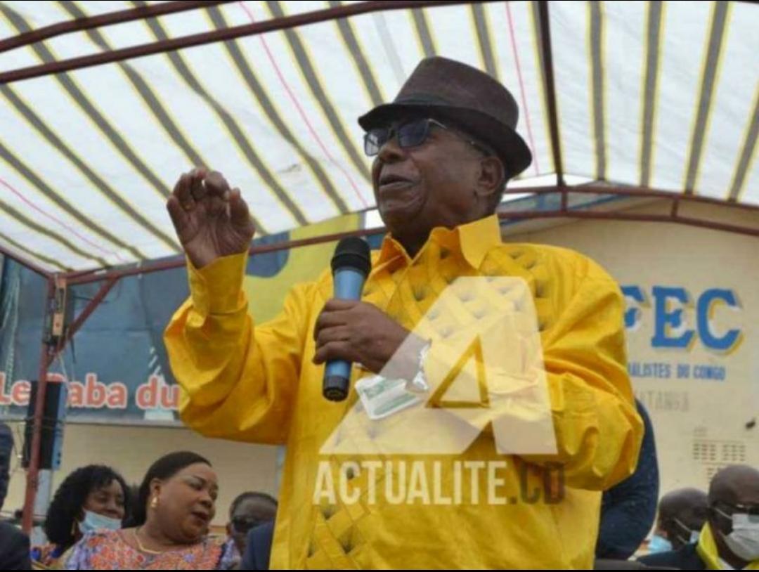 Gabriel Kyungu appelle l'armée à arrêter tous les jeunes de son parti qui sabotent le régime en place aux côtés de Bakata Katanga Gabriel Kyungu appelle l'armée à arrêter tous les jeunes de son parti qui sabotent le régime en place aux côtés de Bakata Katanga
