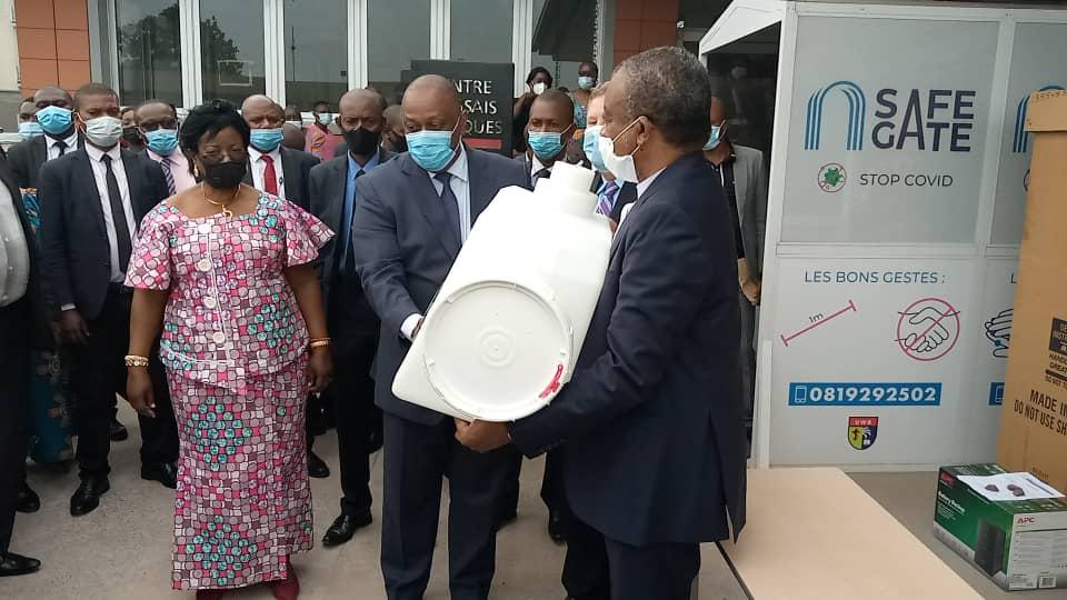 Covid-19 en RDC : le ministre de la santé a réceptionné les matériels de protection de la part du gouvernement américain Covid-19 en RDC : le ministre de la santé a réceptionné les matériels de protection de la part du gouvernement américain